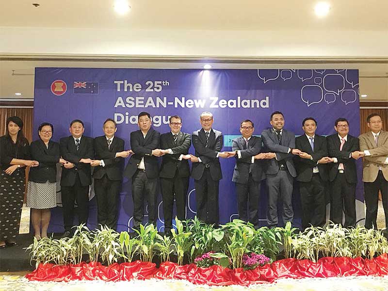 Para delegasi negara-negara anggota ASEAN dan Selandia Baru bergandengan tangan dalam pertemuan Dialog 25 Tahun ASEAN-Selandia Baru di Ruang Timor, Hotel Borobudur, Jakarta, Rabu (11/4/2018)