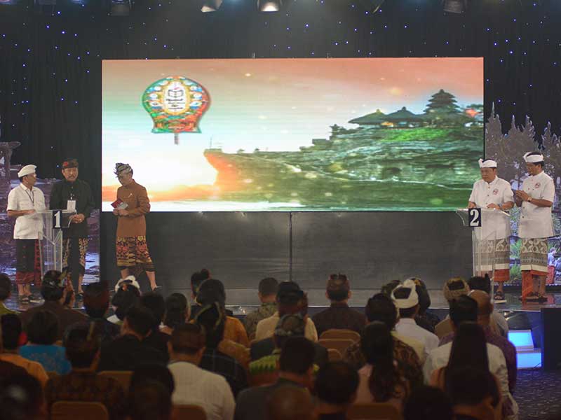 Pasangan calon Gubernur dan Wakil Gubernur Bali nomor urut satu Wayan Koster-Tjokorda Oka Artha Ardana Sukawati (kiri) dan pasangan calon Gubernur-Wakil Gubernur Bali nomor urut dua Ida Bagus Rai Dharmawijaya Mantra dan wakilnya, Ketut Sudikerta (kanan), m