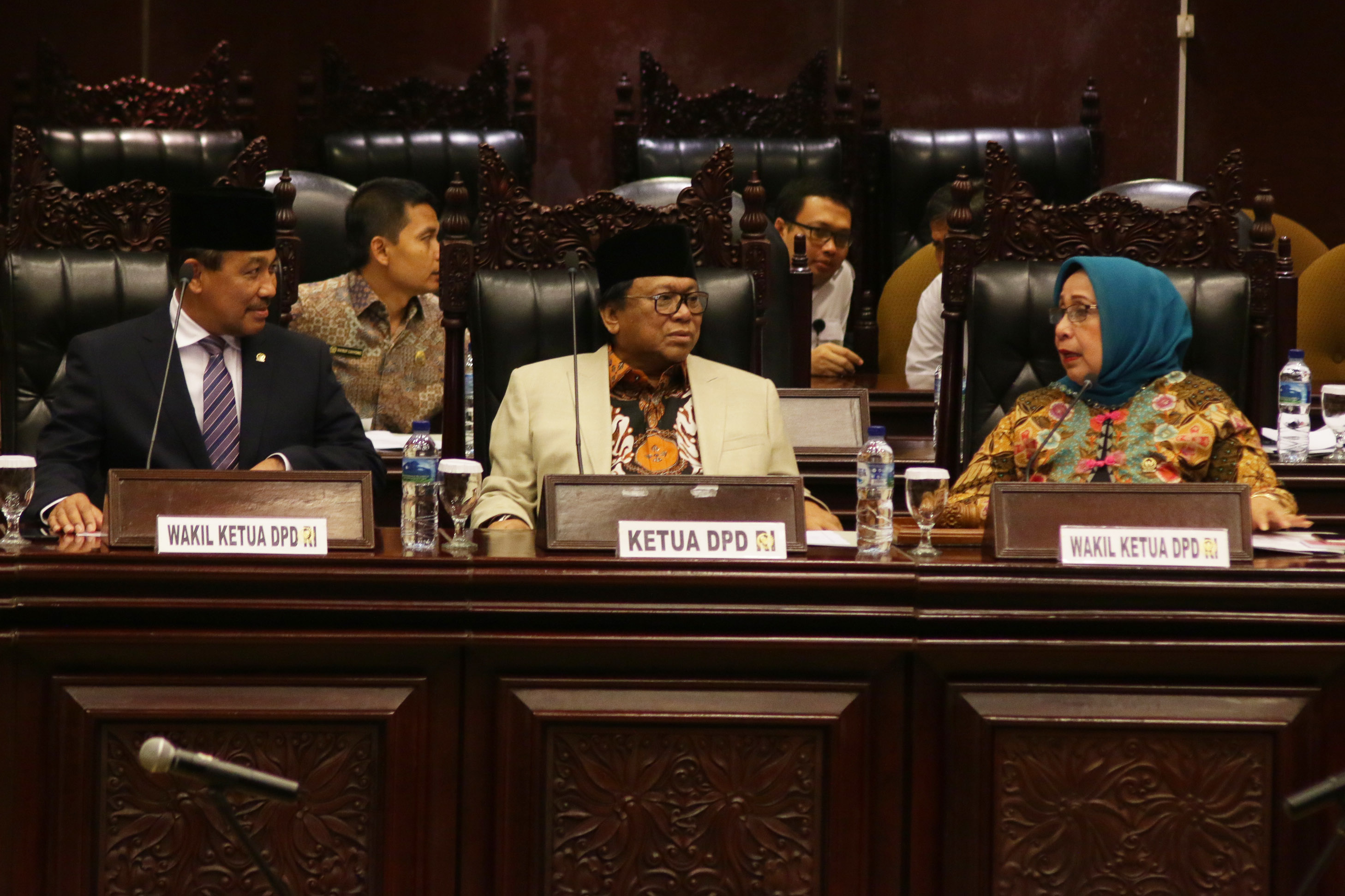 RAPAT PARIPURNA DPD: Ketua Dewan Perwakilan Daerah (DPD) Oesman Sapta Odang (tengah) didampingi Wakil Ketua DPD Darmayanti Lubis (kanan) dan Nono Sampono (kiri) memimpin Rapat Paripurna DPD di Gedung Nusantara V, Kompleks Parlemen, Senayan, Jakarta, Rabu (