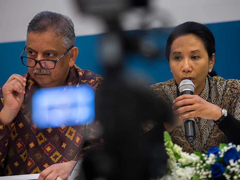 Menteri Badan Usaha Milik Negara (BUMN) Rini Soemarno (kanan) dengan Direktur Utama PT PLN Sofyan Basir