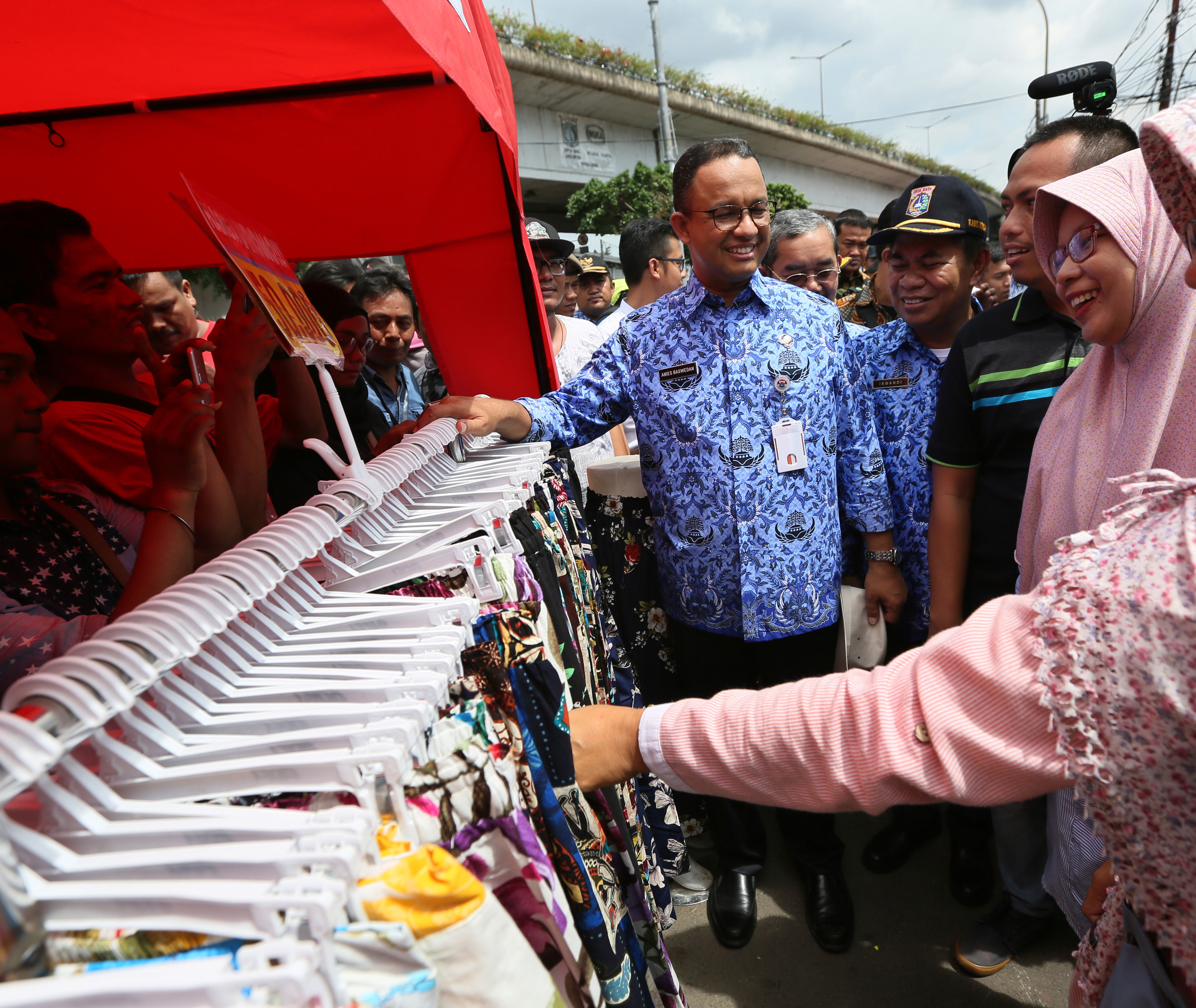 Gubernur DKI Anies Baswedan berdialog dengan PKL saat menutup Jalan Jati Baru Raya, Tanah Abang, Jakarta, Jumat (22/12/2017).