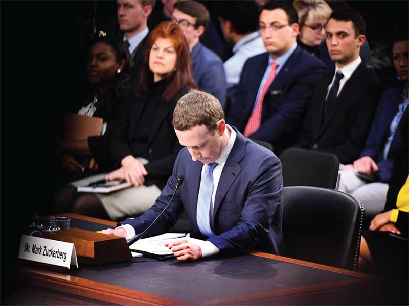 CEO Facebook Mark Zuckerberg menundukkan kepala saat bersaksi di depan senat