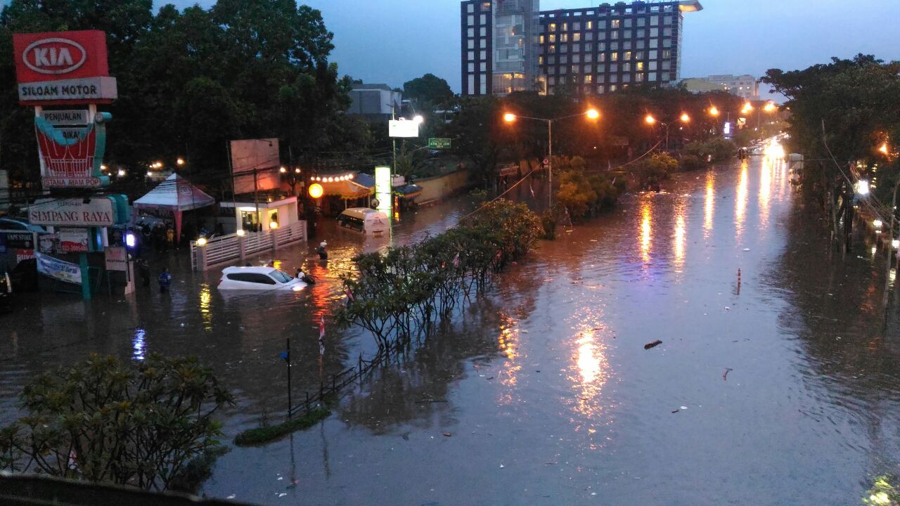 Banjir di Jalan Pasteur, Bandung, Sabtu (21/4).