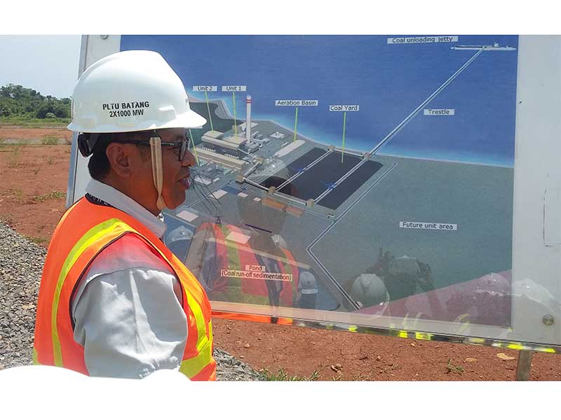 Deputy General Manager, Civil Engineering Tisna Riyanta menunjukan masterplain PLTU Batang berkapasitas 2 x 1.000 megawatt di atas lahan seluas 228 hekatre dengan investasi mencapai Rp58 trilun yang bakal diselesaikan pada akhir 2019. 