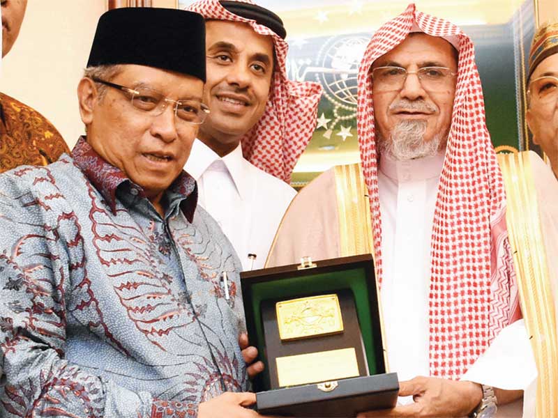 Ketua Pengurus Besar Nahdlatul Ulama (PBNU) Said Aqil Siroj bertukar cendera mata dengan imam dan khatib Masjidil Haram, Syekh Saleh bin Abdullah bin Muhammad bin Hamid, seusai mengadakan pembicaraan di Jakarta, Jumat (4/5/2018)