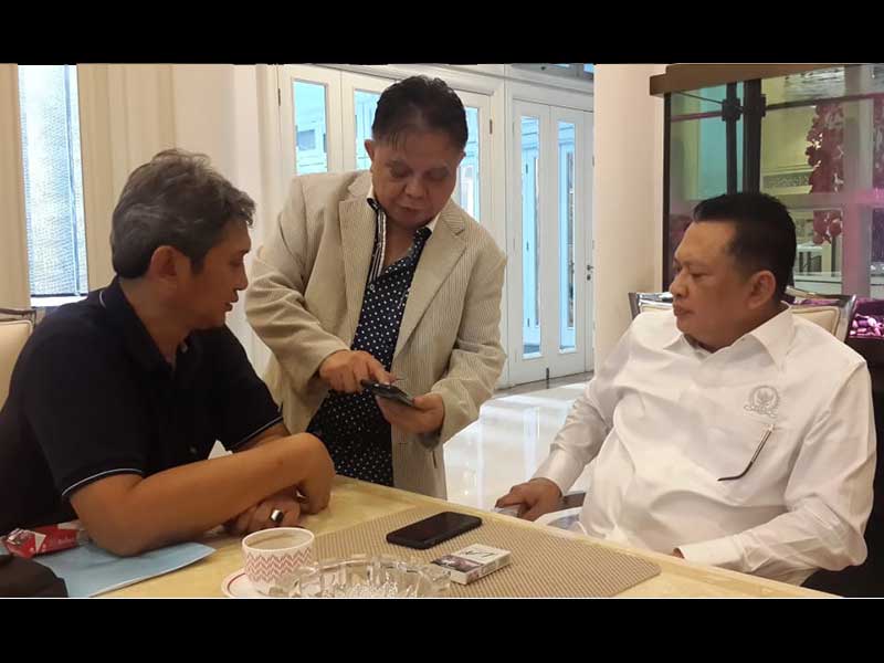 Derek Manangka (tengah) saat proses penyusunan buku biografi Ketua DPR RI Bambang Soesatyo (kanan).