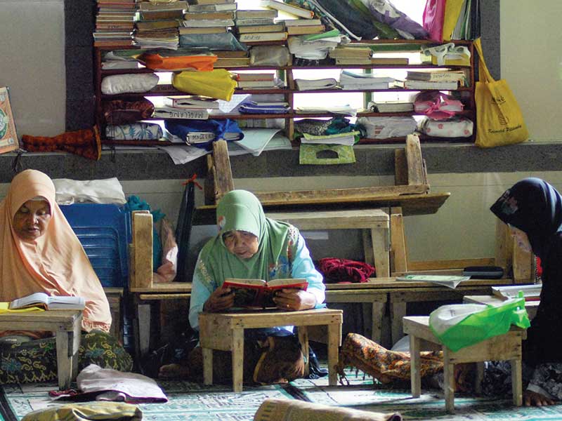 Sejumlah santri sepuh (tua) membaca Alquran di serambi Masjid Agung Payaman, kompleks Pondok Pesantren Sepuh, Payaman, Magelang, Jawa Tengah, Senin (21/5/2018)