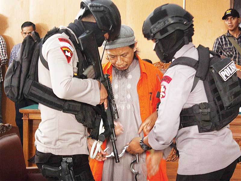 Terdakwa kasus dugaan teror bom Thamrin Aman Abdurrahman dikawal ketat dalam sidang pembacaan tuntutan di PN Jakarta Selatan, Jakarta, Jumat (18/5/2018).