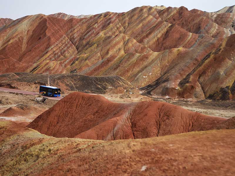 Bus yang nyaman berkeliling mengantar pengunjung ke berbagai view point di Zhangye National Park. 