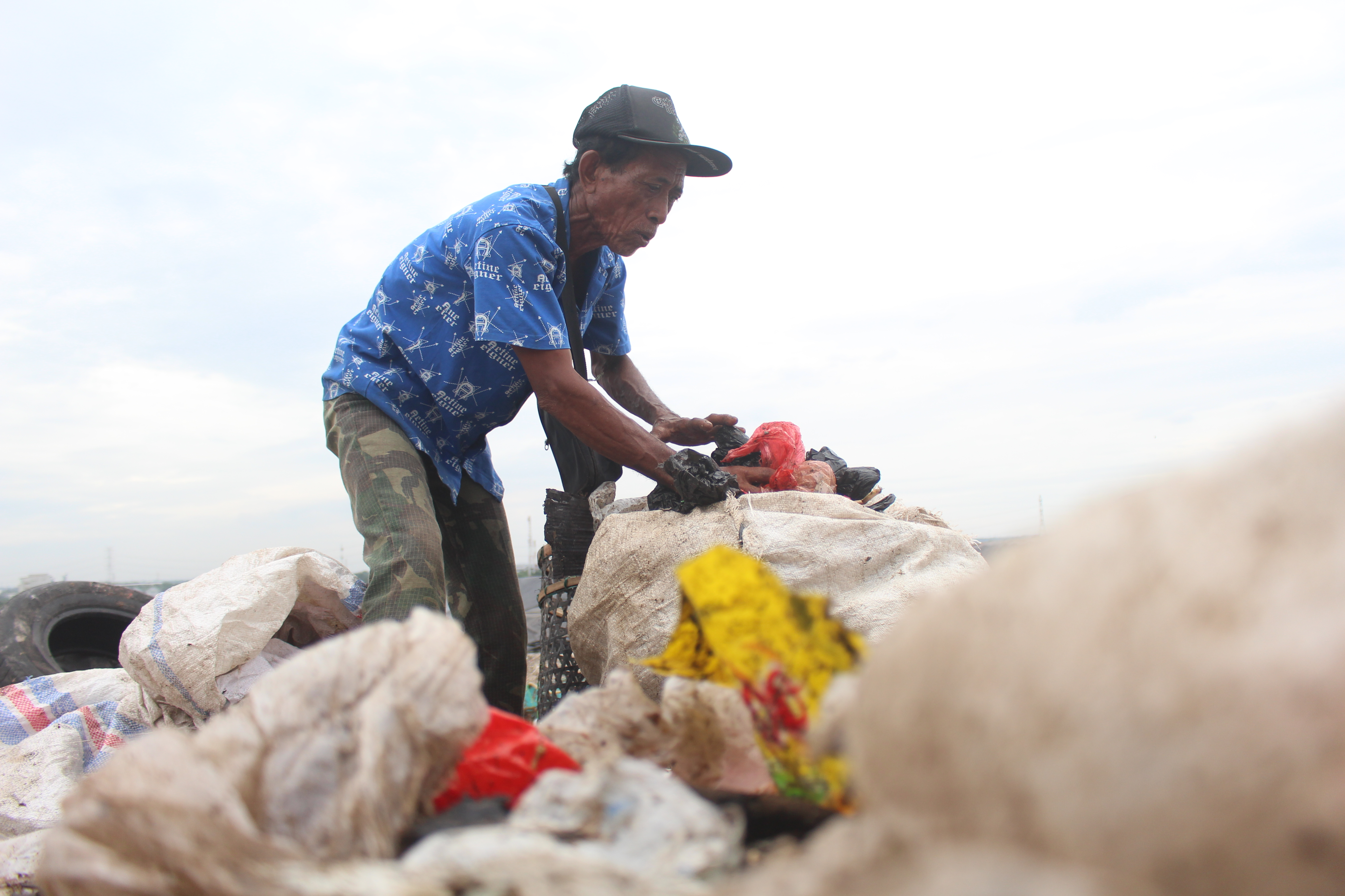 Seorang pemulung Sarjono Kautsar Widya di gunung sampah Tempat Pengelolaan Sampah Terpadu (TPST) Bantargebang, Selasa (16/1)
