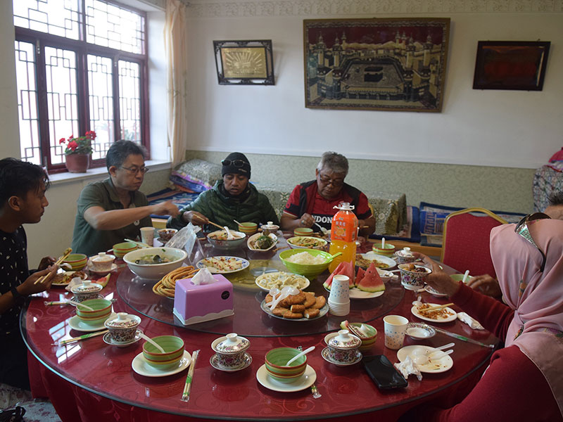 Pengunjung menikmati aneka hidangan khas muslim Tiongkok di rumah penduduk di Wuzhong Muslim New Village