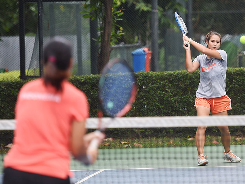 Petenis putri Indonesia Beatrice Gumulya (kanan) dan Aldila Sutjiadi (kiri) melakukan latihan di Jakarta, Rabu (23/5/2018).