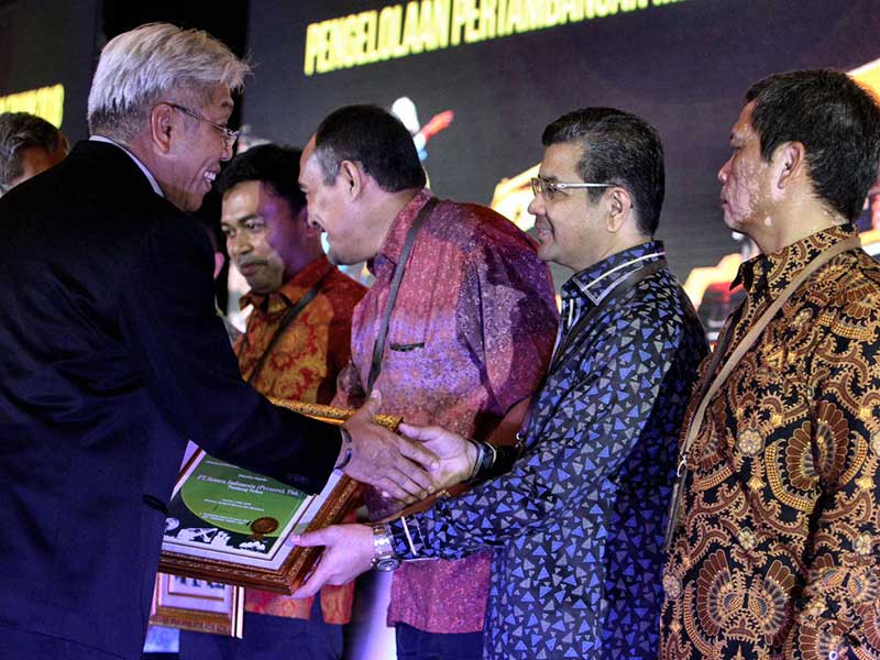  Direktur Jendral Mineral dan Batubara, Bambang Gatot Ariyono menyerahkan penghargaan peringkat Emas kepada Direktur Produksi Semen Indonesia, Benny Wendry 