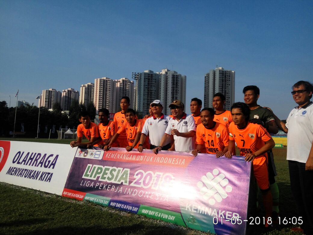 Perayaan May Day Lewat Pertandingan Final Liga Pekerja Indonesia di Stadion Sumantri Brojonegoro, Kuningan, Jakarta, Selasa (1/5)