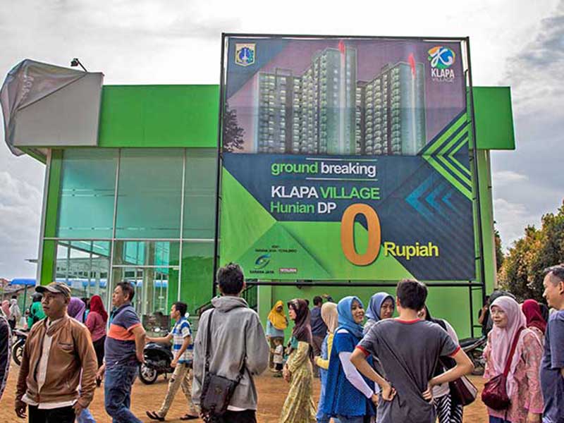 Sejumlah warga mencari informasi unit rumah susun dengan DP 0 Rupiah di Kantor Informasi Klapa Village, Jakarta, beberapa waktu lalu
