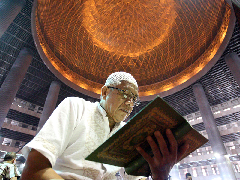 Umat muslim membaca Alquran atau Tadarus di Masjid Istiqlal, Jakarta, Sabtu (19/5/2018). 