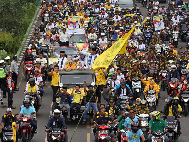 Pasangan calon Wali Kota dan Wakil Wali Kota Bekasi Rahmat Effendi-Tri Adhianto bersama relawan pendukungnya melakukan kirab konvoi kendaraan seusai Deklarasi Kampanye Damai Pemilihan Wali Kota dan Wakil Wali Kota Bekasi, di Bekasi, Jawa Barat, Minggu (18/