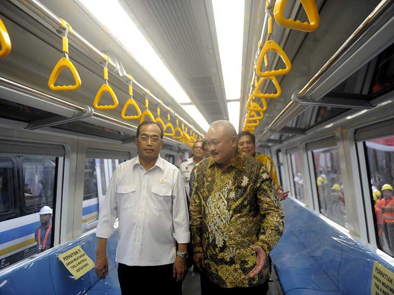 Menteri Perhubungan (Menhub) Budi Karya Sumadi (kemeja putih) didampingi Gubernur Sumsel Alex Noerdin meninjau trainset LRT di Stasiun Jakabaring.