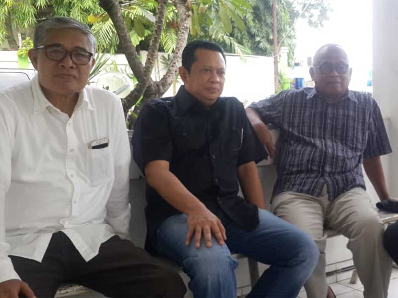 Emron Pangkapi (kiri) dan Ketua DPR RI Bambang Soesatyo (tengah) saat melayat almarhum yang disemayamkan di Rumah Duka Rumah Sakit Fatmawati, Jakarta Selatan.