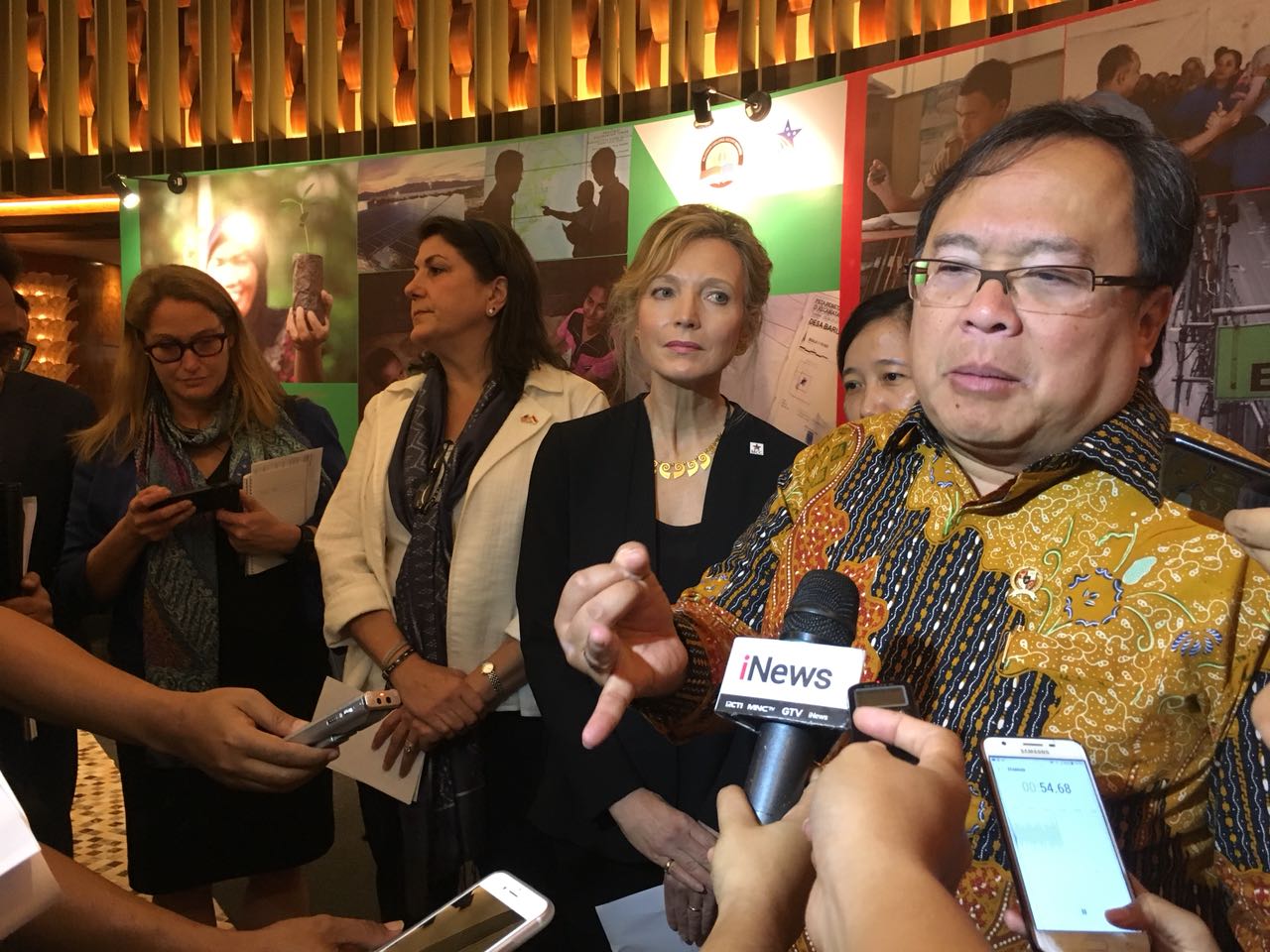 Menteri PPN/Kepala Bappenas Bambang Brodjonegoro, Wakil Presiden dan Sekretaris Dewan Millennium Challenge Corporation (MCC), Jeanne Hauch dan Wakil Duta Besar Amerika Serikat (AS), Erin Mckee berbicara kepada media usai acara penutupan Compact Indonesia d