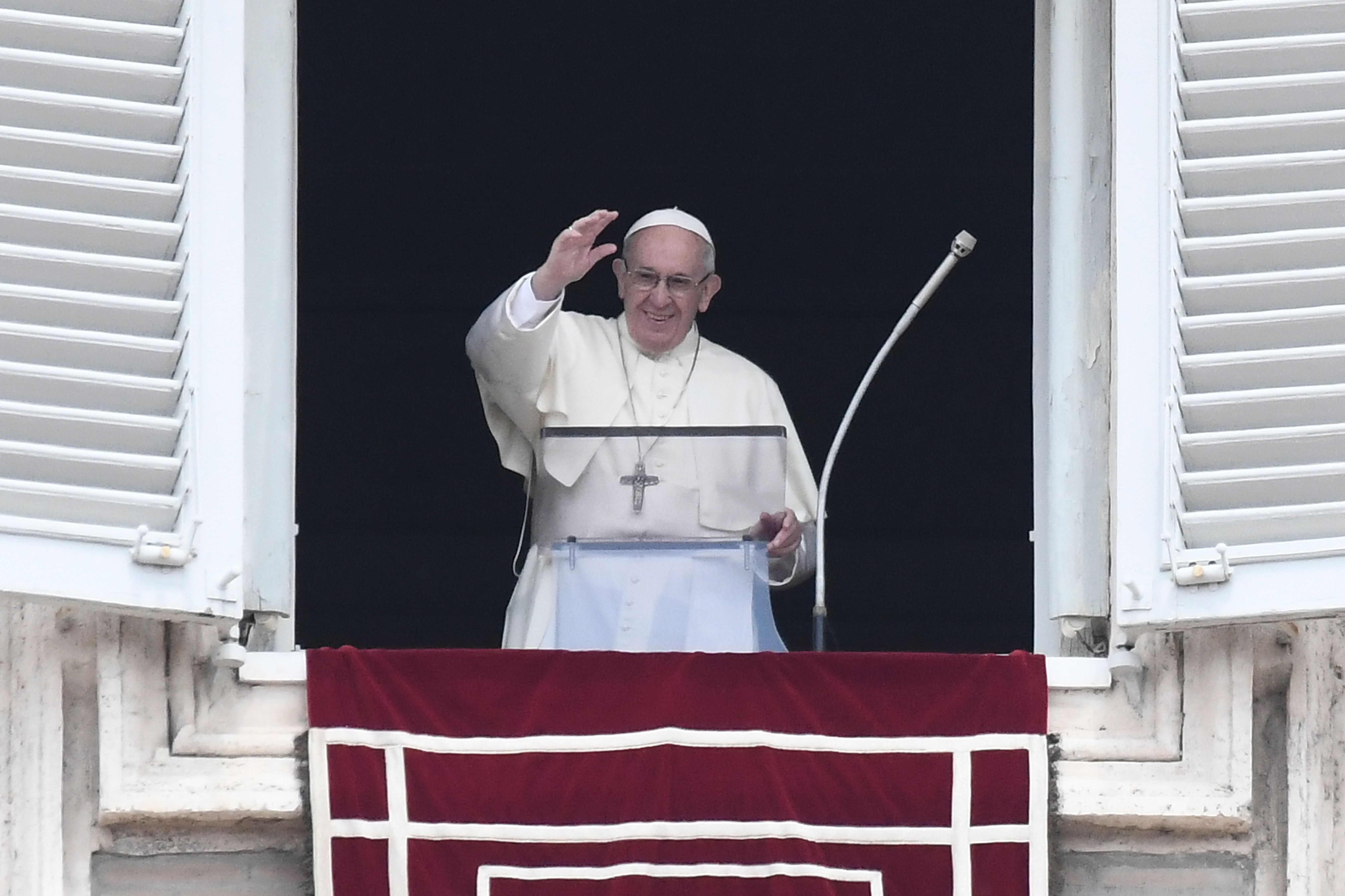 Paus Fransiskus melambaikan tangan pada kerumunan di lapangan St Peter's pada ibadahRegina Coeli prayer, di Vatikan 13 Mei 2018.