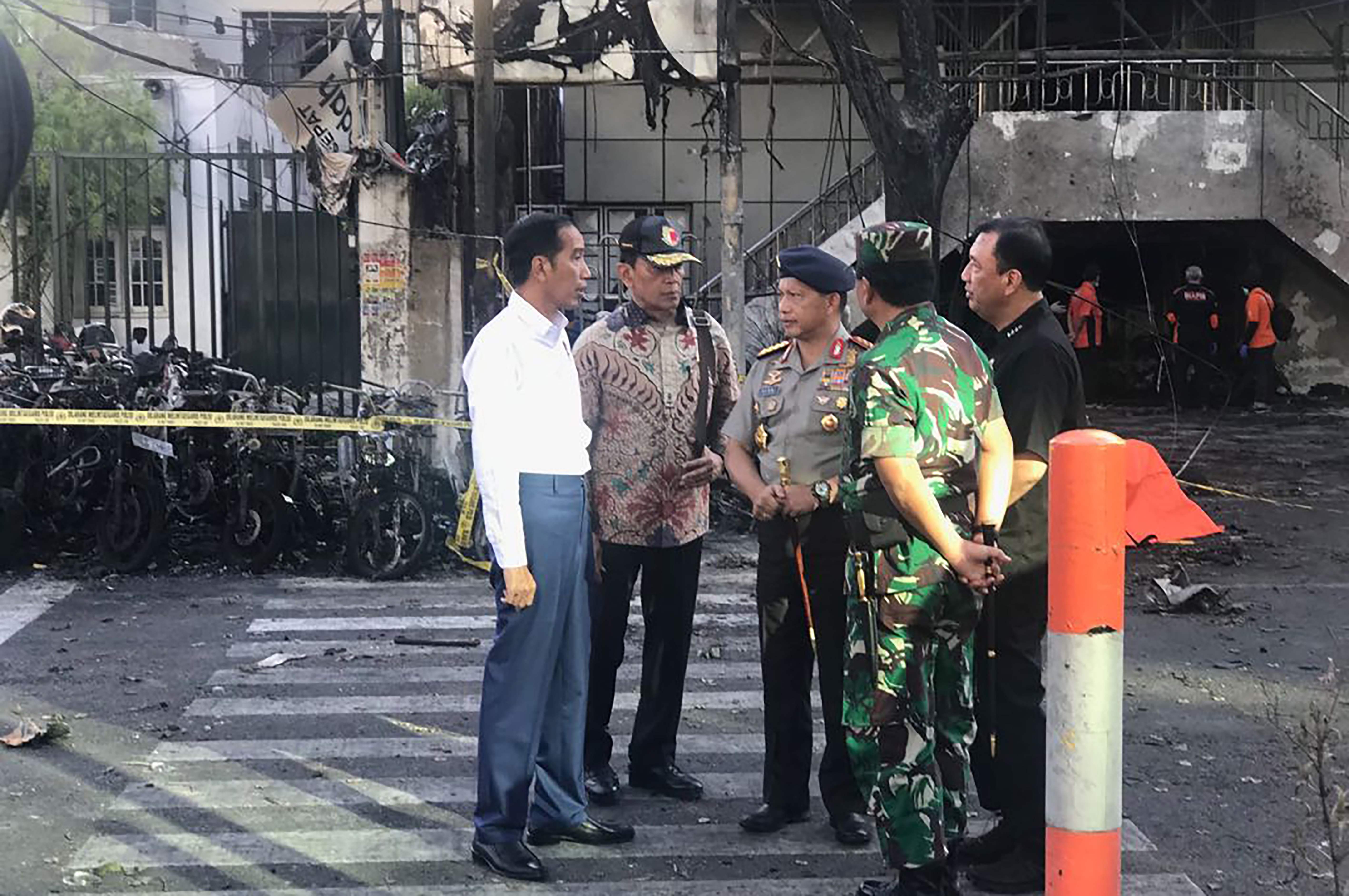 Presiden Joko Widodo (kiri), Kapolri Tito Karnavian (tengah), Menkopolhukam Wiranto (dua dari kiri), and Armed Forces Chief Hadi Tjahjanto (dua dari kanan) di lokasi pengeboman di Gereja Pantekosta Pusat Surabaya, Minggu (13/5)