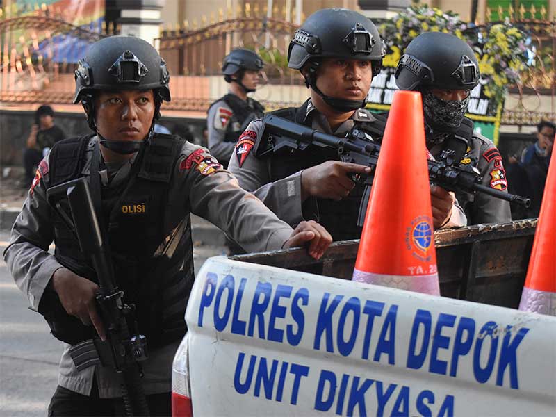 Petugas kepolisian meningkatkan pengamanan selepas peledakan bom rakitan milik teroris saat dilakukan penyergapan pascakerusuhan di rutan cabang salemba Mako Brimob Kelapa Dua, Depok, Jawa Barat, Kamis (10/5).