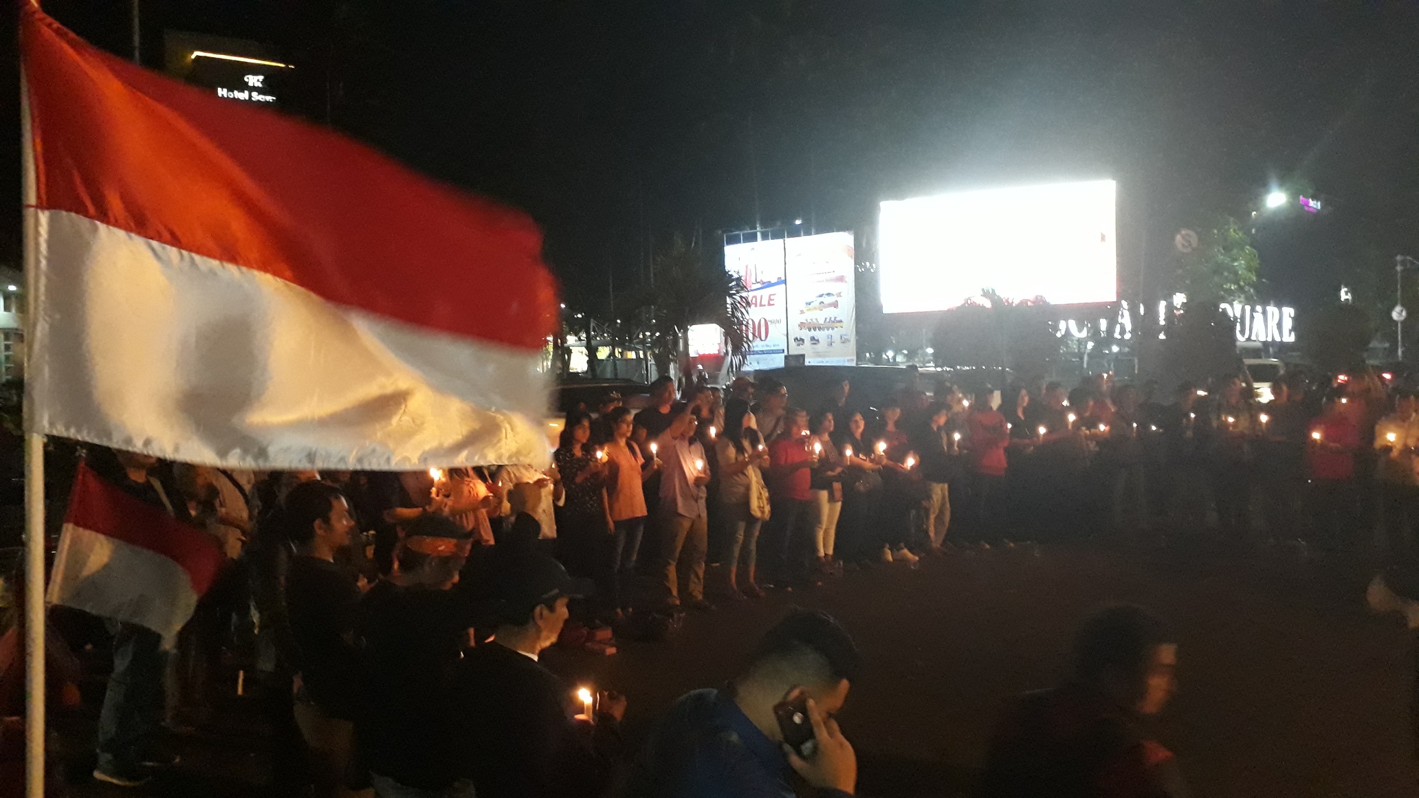 Suasana doa bersama warga Bogor untuk korban ledakan bom di Suarabaya dan kedamaian bumi di pelataran Tugu Kujang, Jalan Pajajaran, Kota Bogor, Minggu (13/5) malam