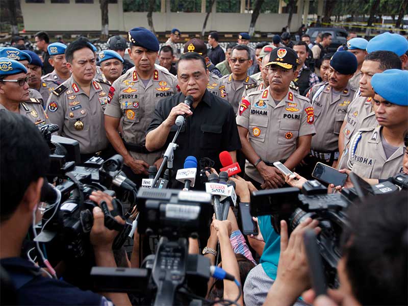 Wakapolri Komjen Syafruddin (tengah) didampingi Kapolda Metro Jaya Irjen Idham Aziz (kanan) dan Danko Brimob Irjen Rudy Sufahriady (kiri) menyampaikan keterangan pers di Mako Brimob Polda Metro Jaya, Depok, Kamis (10/5).