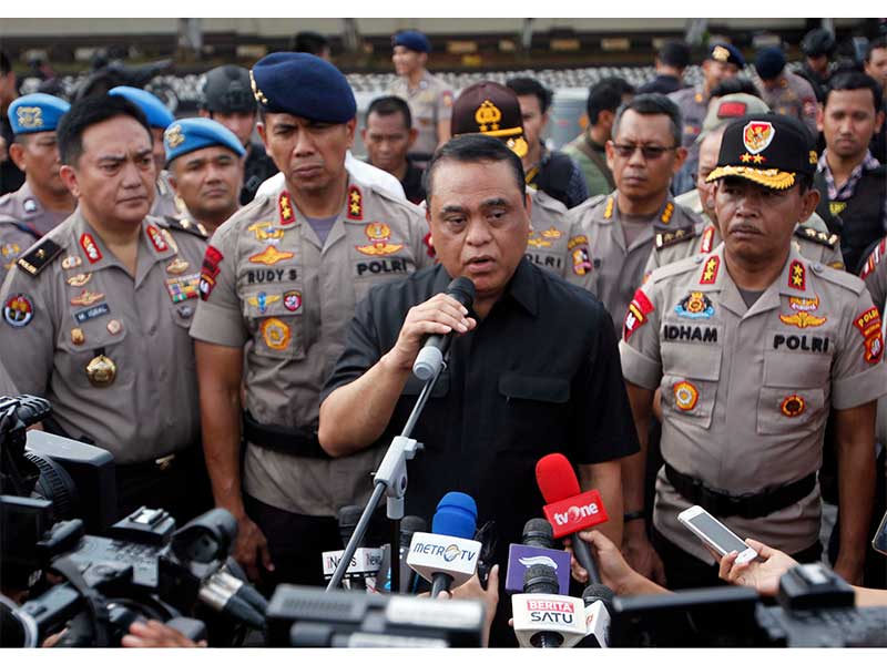 Wakapolri Komjen Syafruddin (tengah) didampingi Kapolda Metro Jaya Irjen Idham Aziz (kanan) dan Danko Brimob Irjen Rudy Sufahriady (kiri) menyampaikan keterangan pers di Mako Brimob Polda Metro Jaya, Depok, Kamis (10/5).