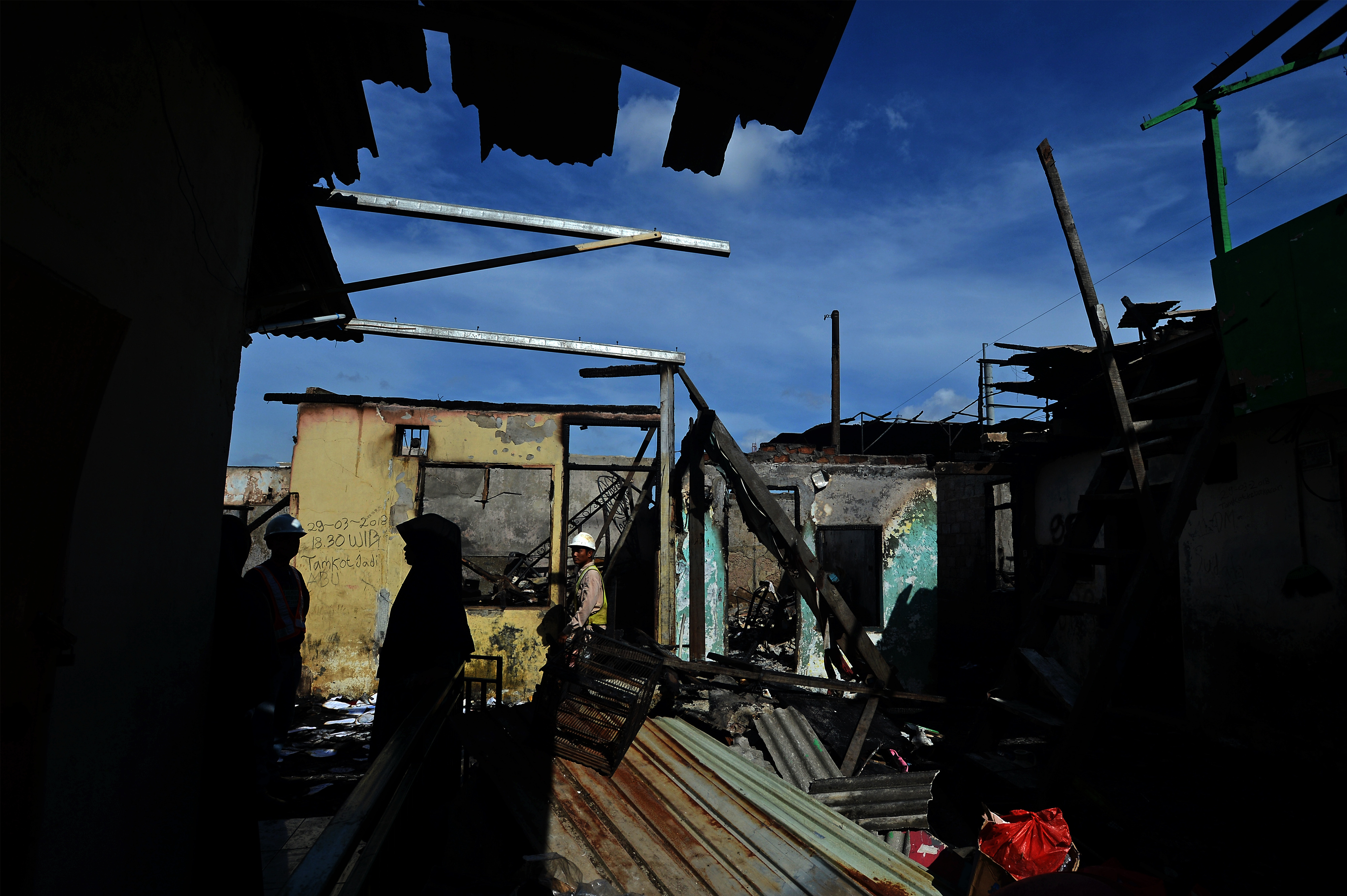 Lokasi kebakaran permukiman kawasan Taman Kota, Kembangan, Jakarta, Sabtu (31/3). 