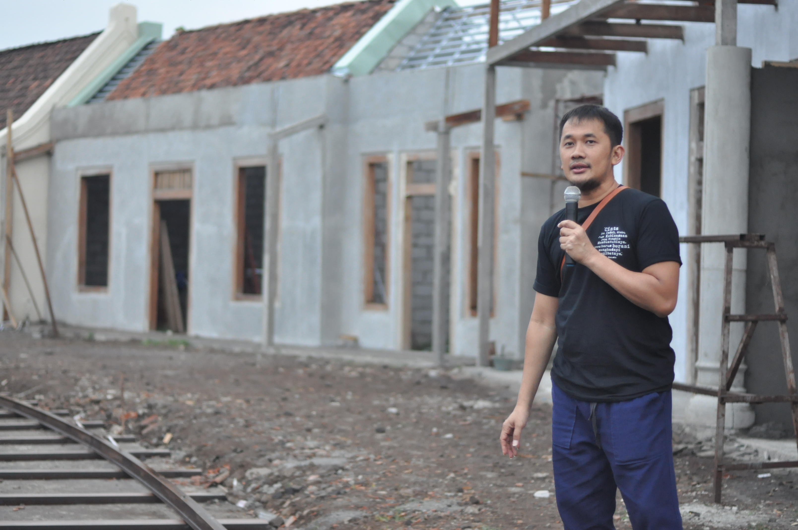 Sutradara Hanung Bramantyo Memperlihatkan lokasi pengambilan gambar film Bumi Manusia, di Dusun Gamplong, Sleman, DIY.