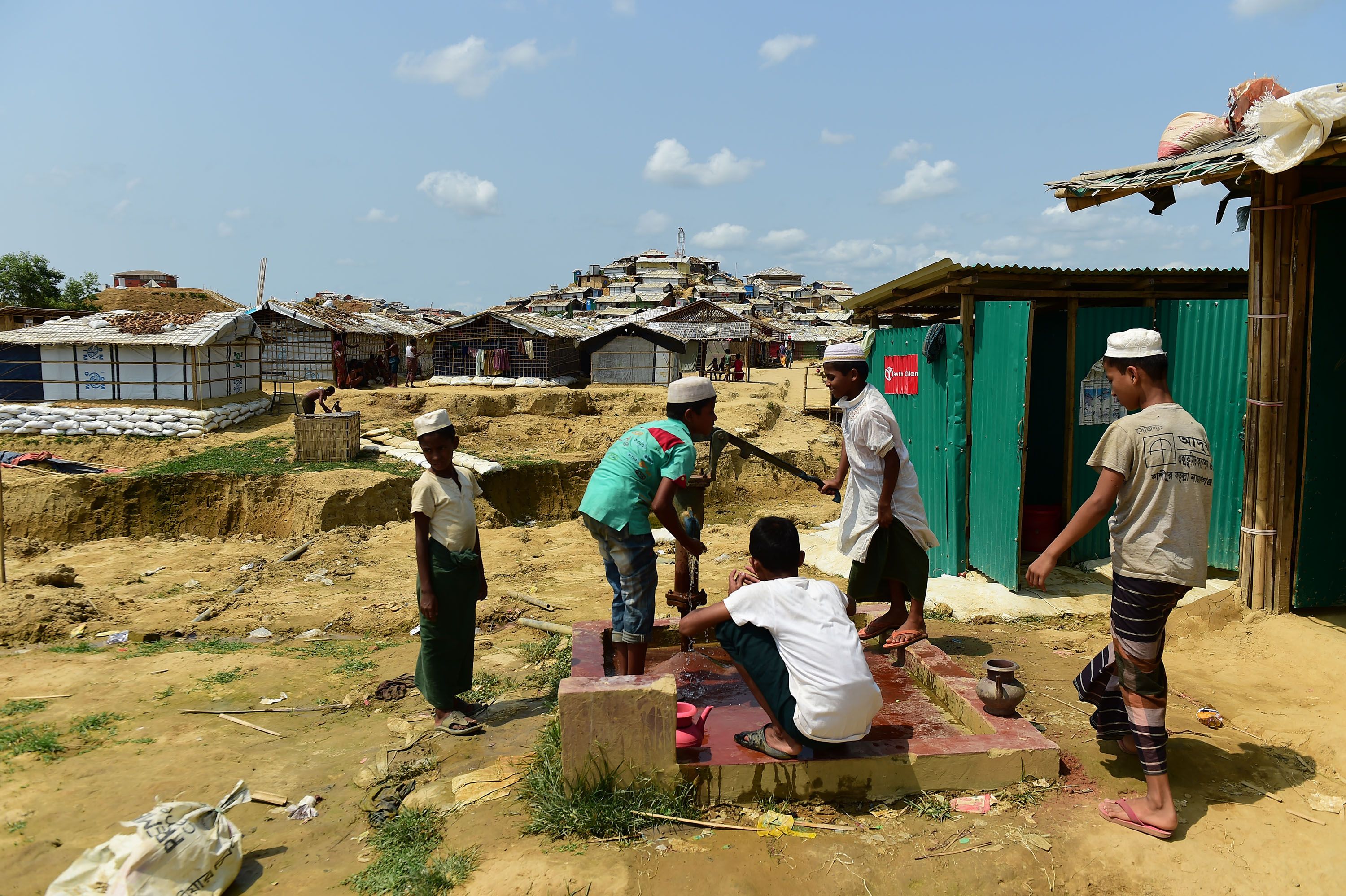 Para pengungsi Rohingya sedang berwudhu bersiap untuk melakukan salat di kamp pengungsi Ukhia, Cox's Bazar, pada 10 Mei.