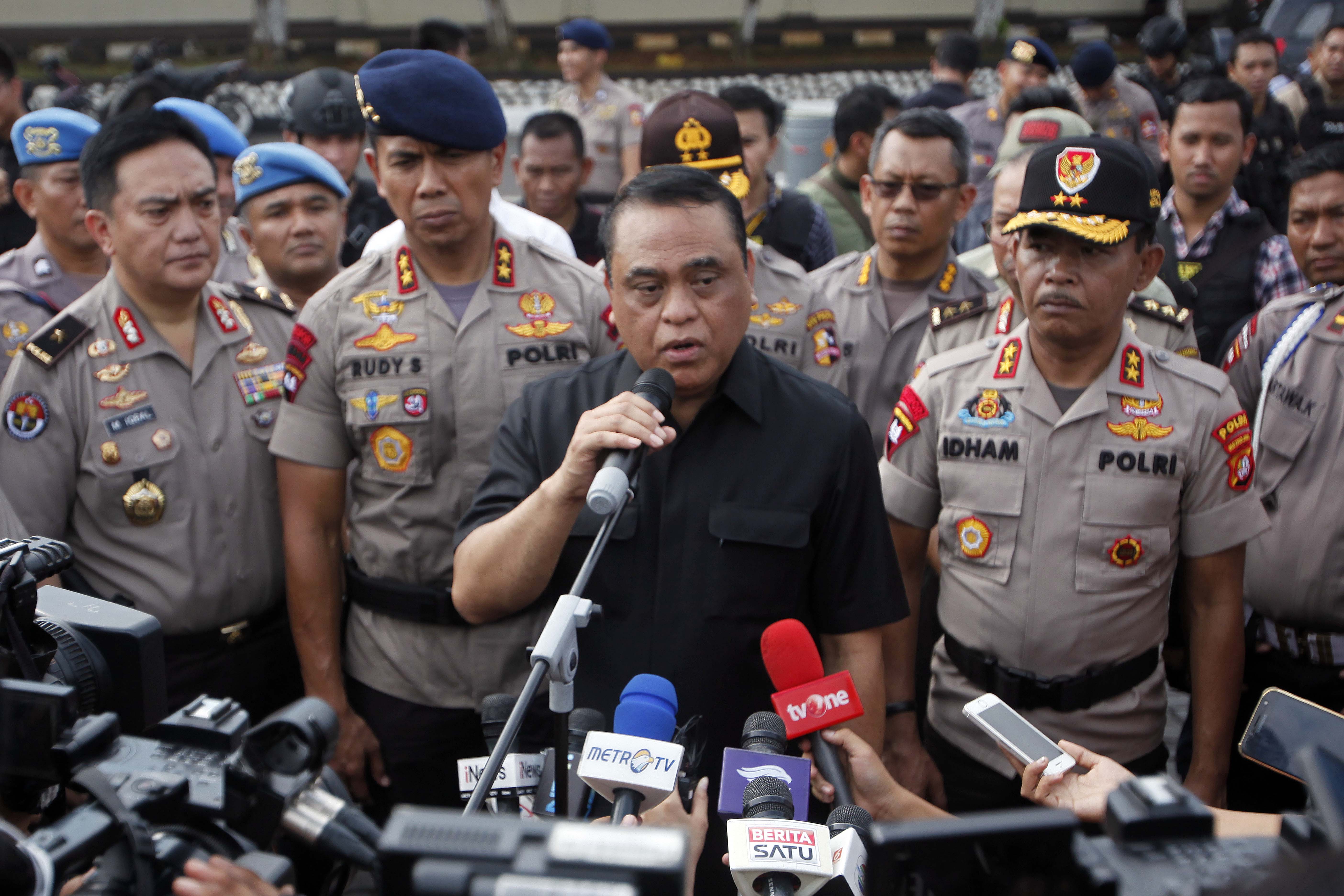 Wakapolri Komjen Syafruddin (tengah) didampingi Kapolda Metro Jaya Irjen Idham Aziz (kanan) dan Danko Brimob Irjen Rudy Sufahriady (kiri) menyampaikan keterangan pers di Mako Brimob Polda Metro Jaya, Depok, Kamis (10/5).