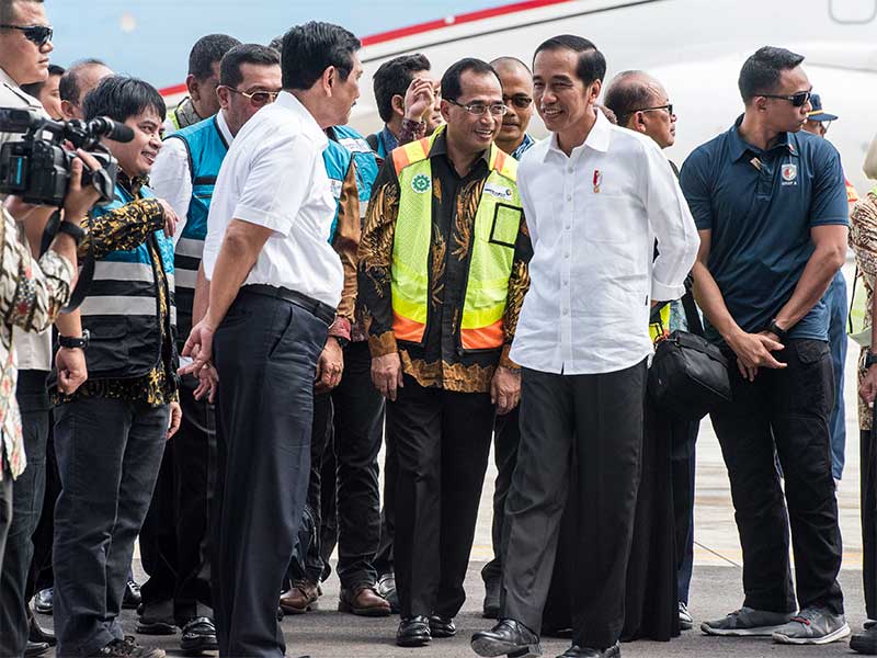 Presiden Joko Widodo (kedua kanan) berbincang dengan Menteri Perhubungan Budi Karya Sumadi (tengah) dan Menko Maritim Luhut Binsar Pandjaitan (keempat kiri) saat tiba di Bandara Internasional Jawa Barat (BIJB) Kertajati, Majalengka, Jawa Barat, Kamis (24/5
