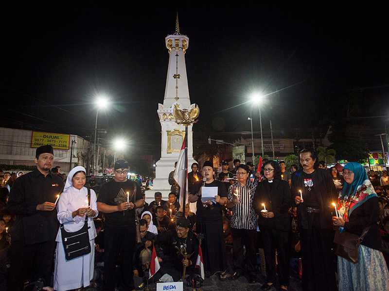 Sejumlah warga mengikuti aksi Solidaritas atas korban bokm Surabaya dan Doa Bersama di Tugu Pal Putih, Yogyakarta, Minggu (13/5/2018). 