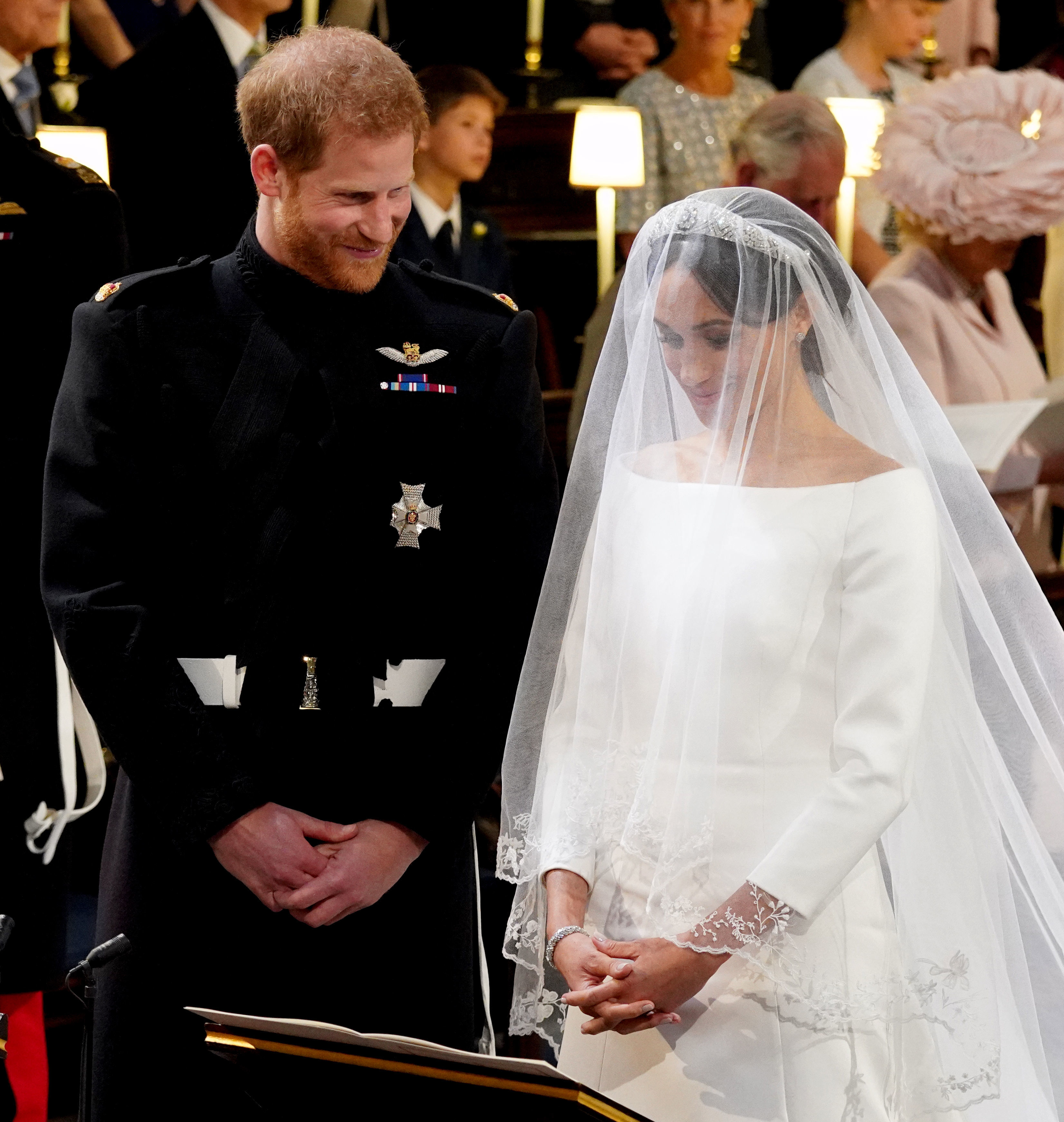 Pangeran Harry yang sekarang bergelar Duke of Sussex, (kiri) dan Meghan Markle di altar St George's Chapel, Windsor Castle, 19 Mei.