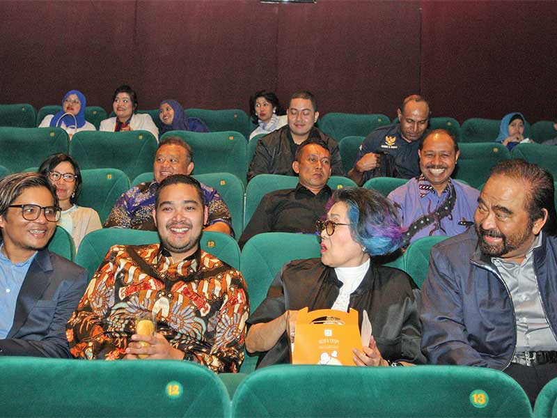 Ketua Umum Partai NasDem Surya Paloh (kanan) beserta istri Rosita Barack didampingi Ketua Umum DPP Garda Pemuda NasDem Prananda Surya Paloh (kedua dari kiri) serta sutradara fi lm Terbang dan pemain Delon, Fajar Nugros saat nonton bareng fi lm Terbang, di 