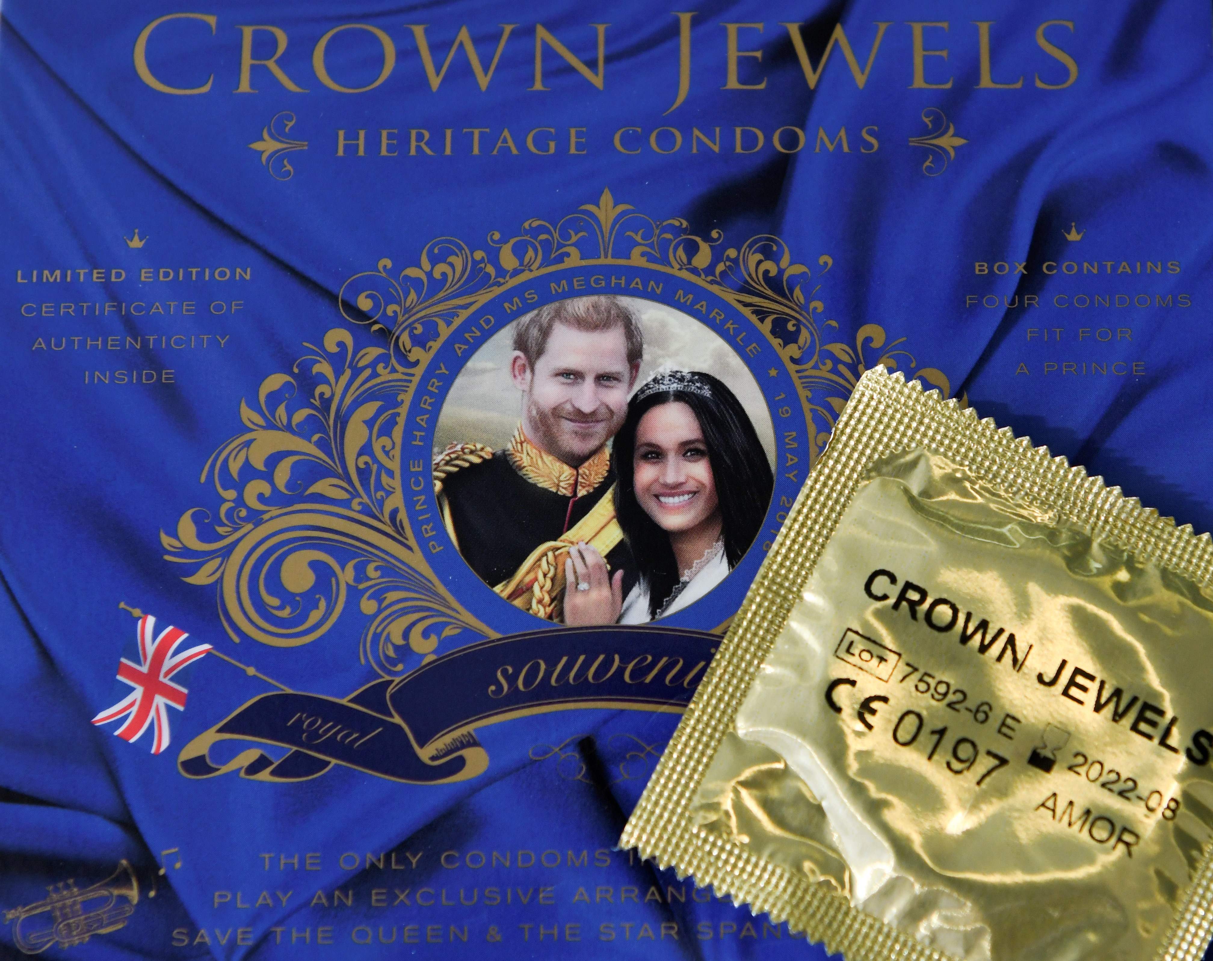 Kotak kondom Crown Jewels dalam kotak suvenir tidak resmi Pernikahan Royal Pangeran Harry dan Meghan Markle, di London.