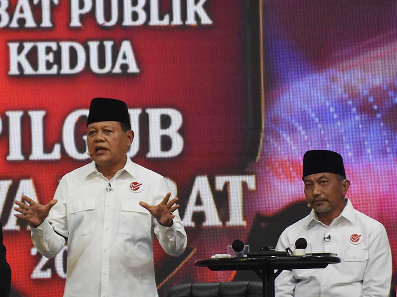 Pasangan calon gubernur dan wagub Jawa Barat nomor urut tiga Sudrajat (kiri)-Ahmad Syaikhu 