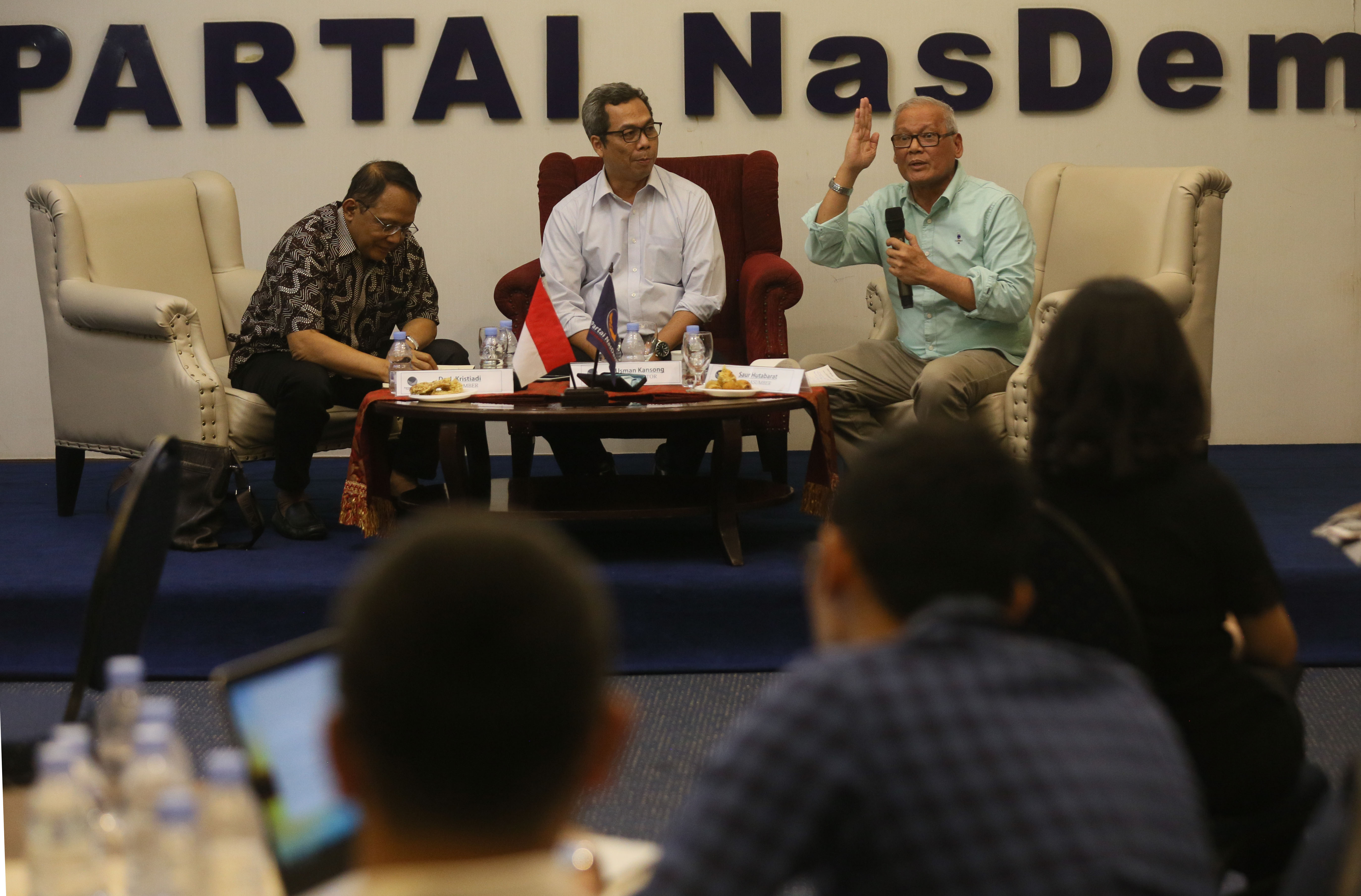 Ketua Mahkamah Partai NasDem Saur Hutabarat, Direktur Pemberitaan Media Indonesia Usman Kansong, dan Peneliti CSIS J Kristiadi, saa diskusi di di Auditorium Kantor DPP Partai NasDem, Jakarta, Selasa (8/5). 