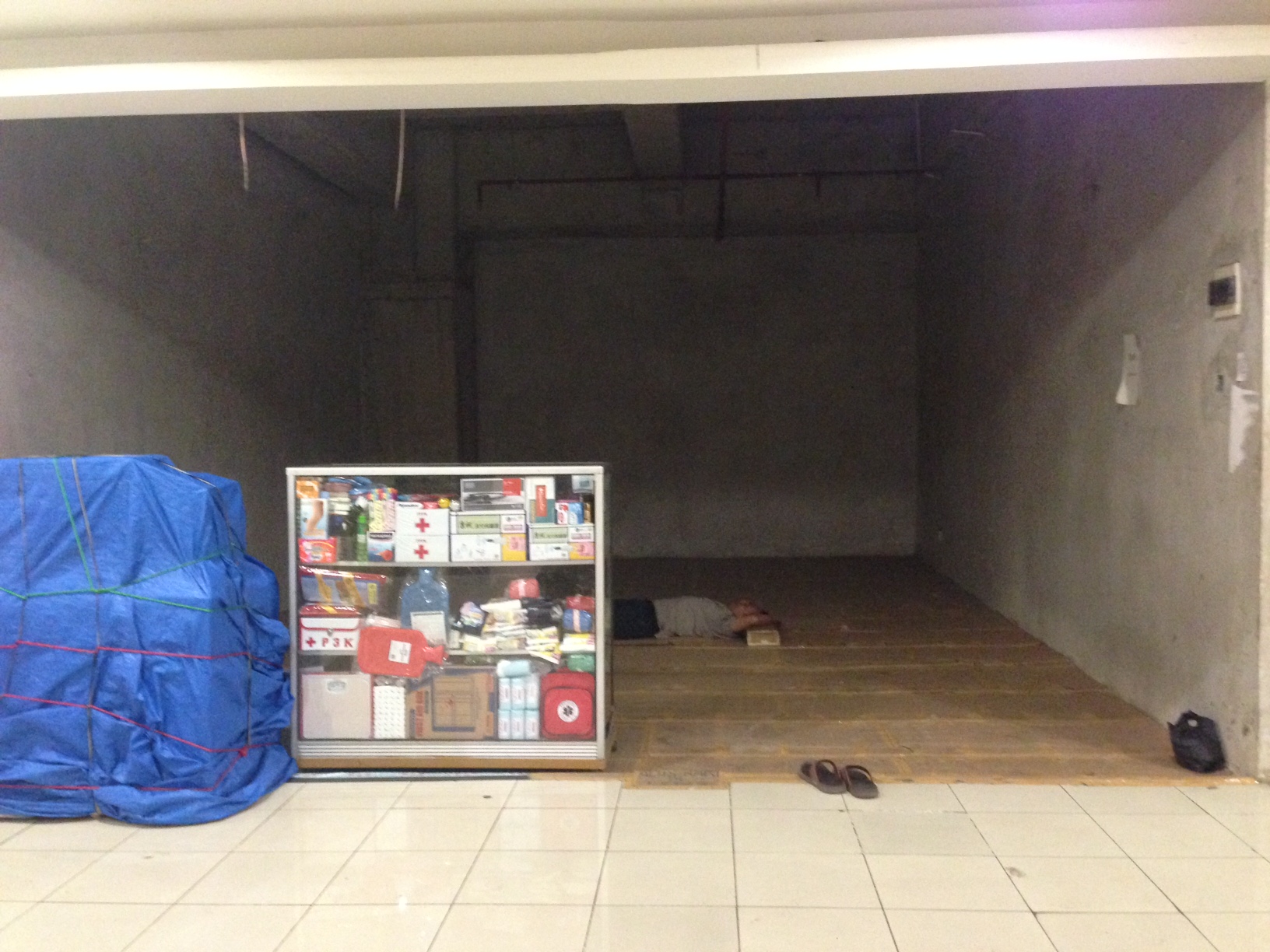  Sejumlah pemilik kios di Terminal Pulogebang, Cakung, Jakarta Timur, mengaku kesulitan saat berdagang bergelap-gelapan di dalam kios, Selasa, (22/5)