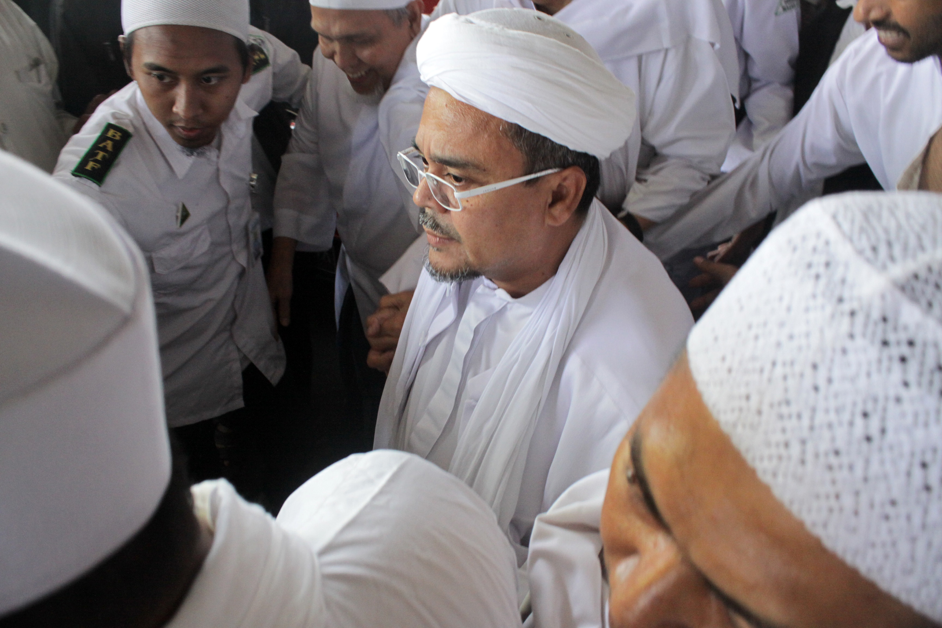 Habib Rizieq Shihab (tengah) tiba di Terminal 2 Bandara Internasional Juanda, Sidoarjo, Jawa Timur, Selasa (11/4).