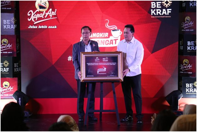 Penandatangan Komitmen Kerja Sama oleh Paulus Immanuel Nugroho (Direktur PT Santos Jaya Abadi) dan Triawan Munaf (Kepala BEKRAF)