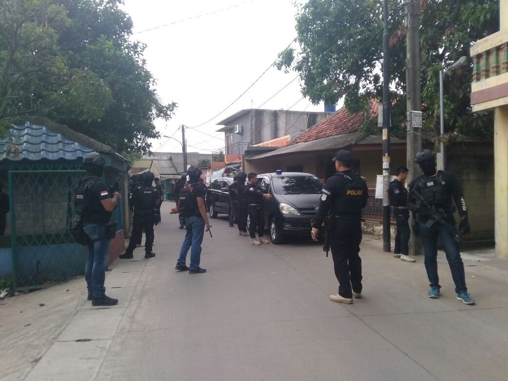 Penggerebekan rumah terduga teroris di Jalan Gempol Raya Pinang, Kota Tangerang, Banten, Rabu (16/5).