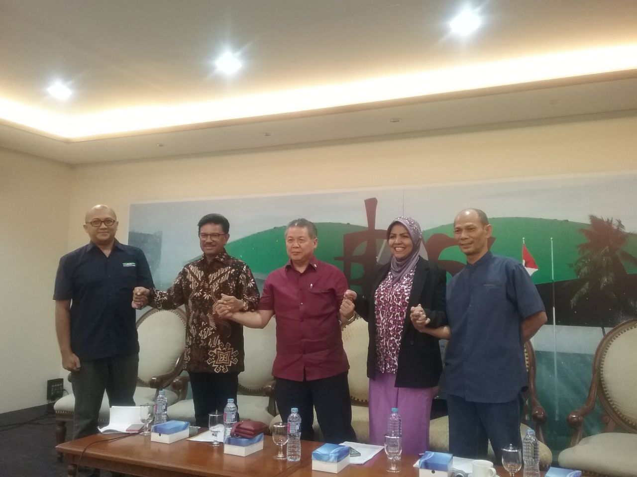 (Dari kanan) Pengamat ekonomi politik Ichsanuddin Noorsy, anggota Komisi XI DPR RI Fraksi Demokrat Nurhayati Ali Assegaf, anggota Komisi XI DPR RI Fraksi PDIP Hendrawan Supratikno, dan anggota Komisi XI DPR RI Fraksi NasDem Jhonny G Plate dalam Diskusi For
