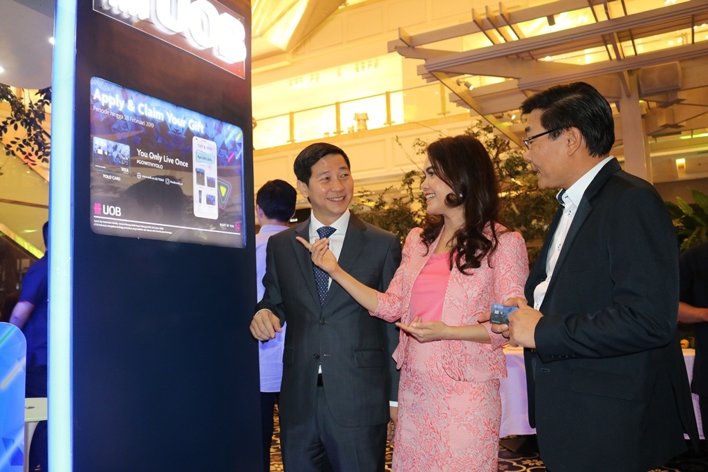President Director UOB Indonesia Kevin Lam (kiri), Head of Cards and Payments UOB Indonesia Dessy Masri (tengah), dan Managing Director, Regional Head of Cards and Payments UOB Group James Lim, saat peluncuran kartu kredit YOLO di Jakarta, Rabu (9/5).