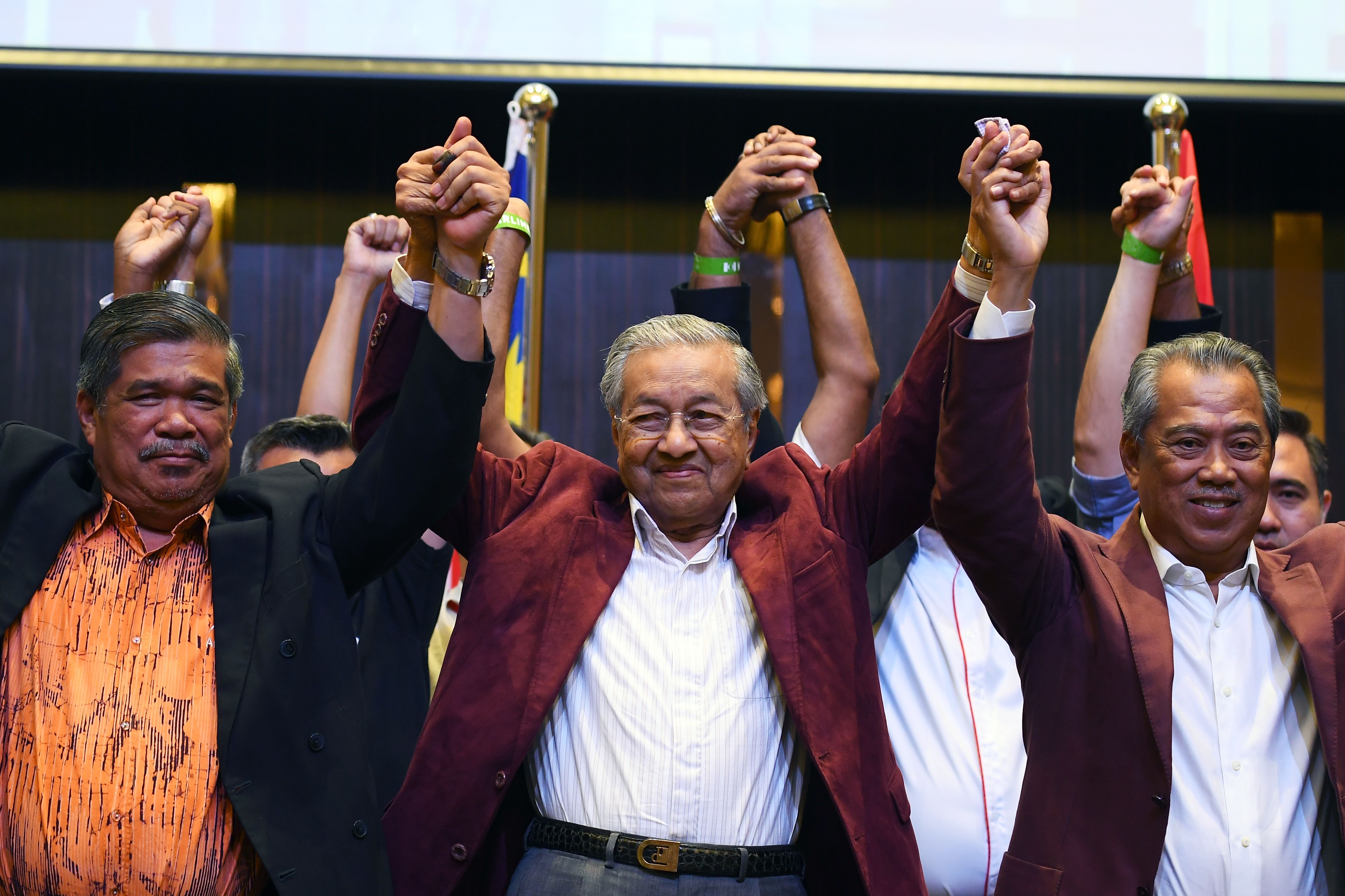  Former Malaysian prime minister and opposition candidate Mahathir Mohamad (C) celebrates with his coalition leaders during a press conference in Kuala Lumpur on early May 10, 2018. Malaysia's opposition alliance headed by veteran ex-leader Mahathir Mohama