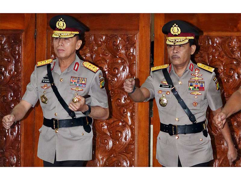 PEJABAT BARU KAPOLDA METRO JAYA, IRJEN POL IDHAM AZIS (KANAN) BERSAMA DENGAN PEJABAT LAMA KAPOLDA METRO JAYA, IRJEN POL M. IRIAWAN (KIRI) MEMASUKI RUANGAN SAAT AKAN MELAKUKAN SERAH TERIMA JABATAN KAPOLDA METRO JAYA DI MABES POLRI, JAKARTA, RABU (26/7).