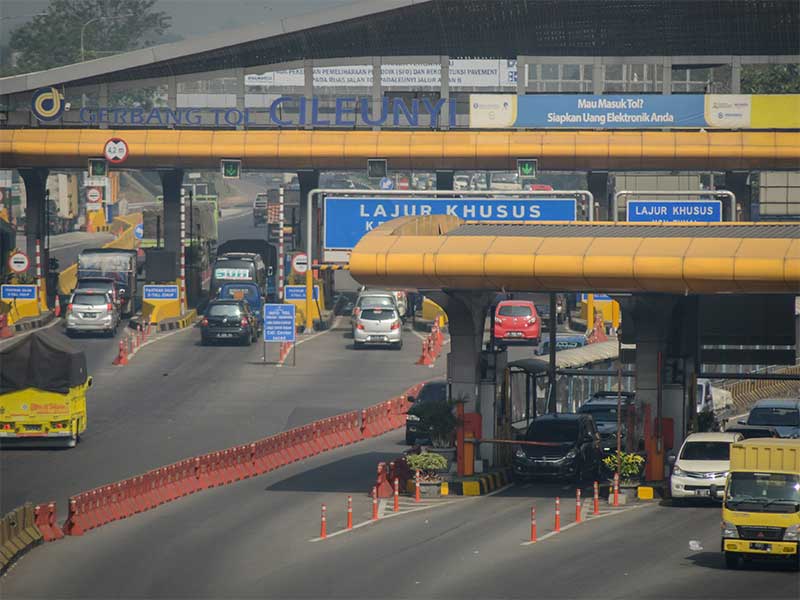 Kendaraan memasuki gerbang tol Cileunyi di Kabupaten Bandung, Jawa Barat